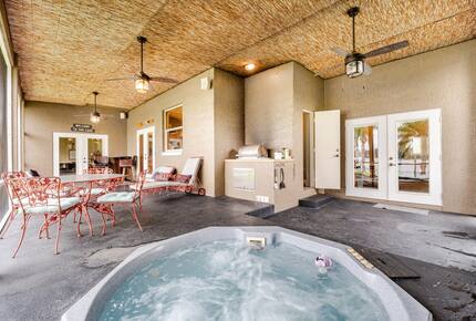 Lakefront Living with Hot Tub & Dock in the Heart of Orlando - Orlando, Florida