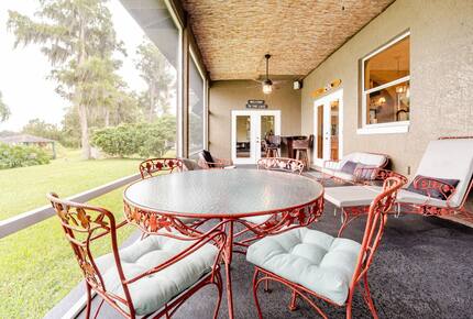 Lakefront Living with Hot Tub & Dock in the Heart of Orlando - Orlando, Florida