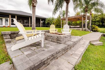 Lakefront Living with Hot Tub & Dock in the Heart of Orlando - Orlando, Florida