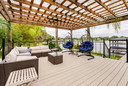 Lakefront Living with Hot Tub & Dock in the Heart of Orlando - Orlando, Florida