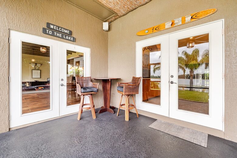 Lakefront Living with Hot Tub & Dock in the Heart of Orlando - Orlando, Florida