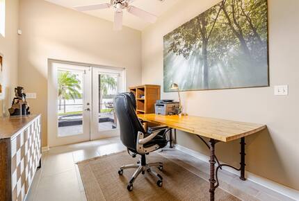 Lakefront Living with Hot Tub & Dock in the Heart of Orlando - Orlando, Florida