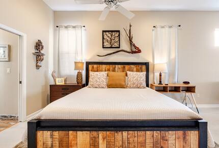 Lakefront Living with Hot Tub & Dock in the Heart of Orlando - Orlando, Florida