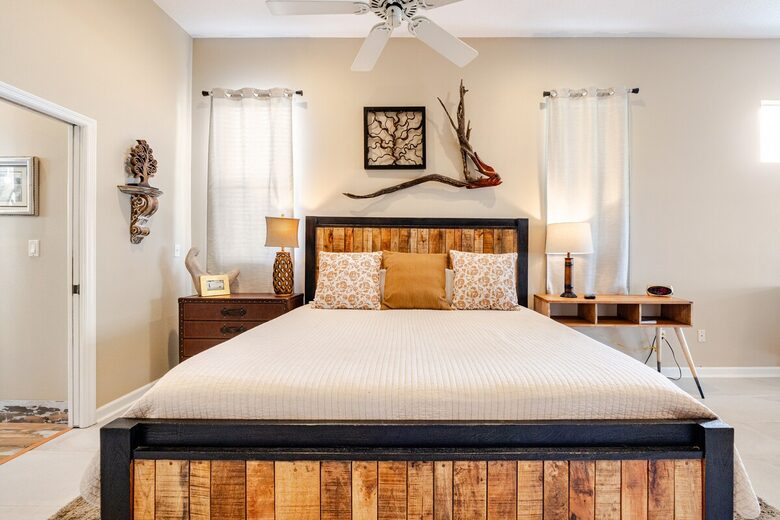 Lakefront Living with Hot Tub & Dock in the Heart of Orlando - Orlando, Florida