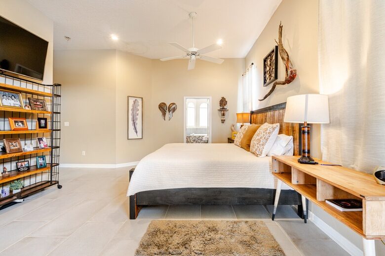 Lakefront Living with Hot Tub & Dock in the Heart of Orlando - Orlando, Florida