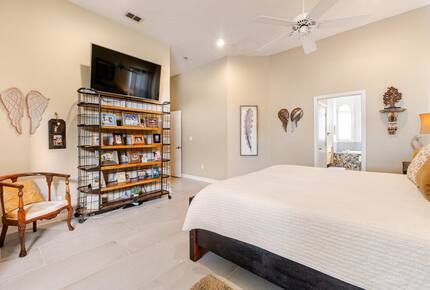 Lakefront Living with Hot Tub & Dock in the Heart of Orlando - Orlando, Florida