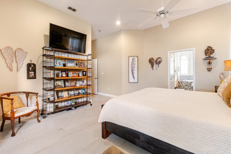 Lakefront Living with Hot Tub & Dock in the Heart of Orlando - Orlando, Florida