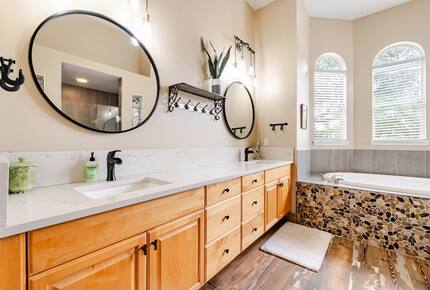 Lakefront Living with Hot Tub & Dock in the Heart of Orlando - Orlando, Florida