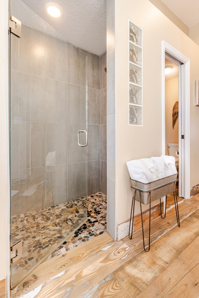 Lakefront Living with Hot Tub & Dock in the Heart of Orlando - Orlando, Florida