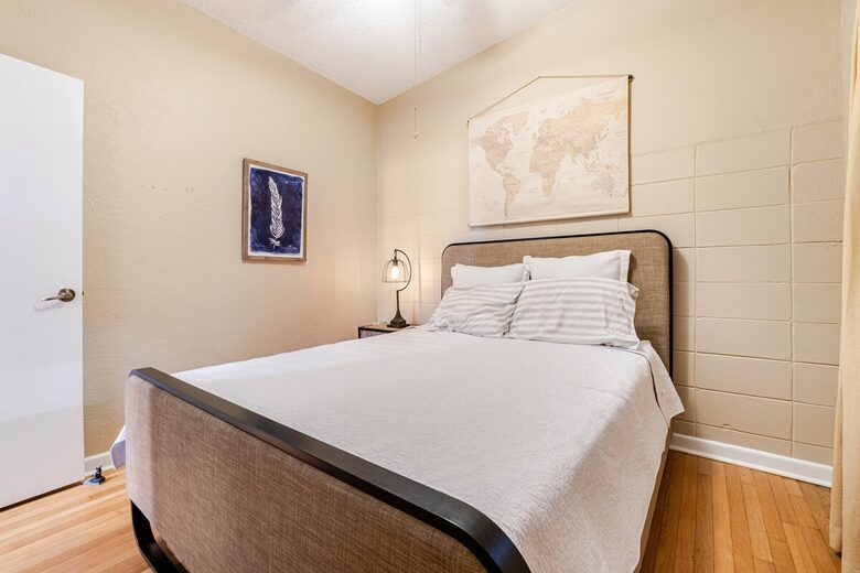 Lakefront Living with Hot Tub & Dock in the Heart of Orlando - Orlando, Florida