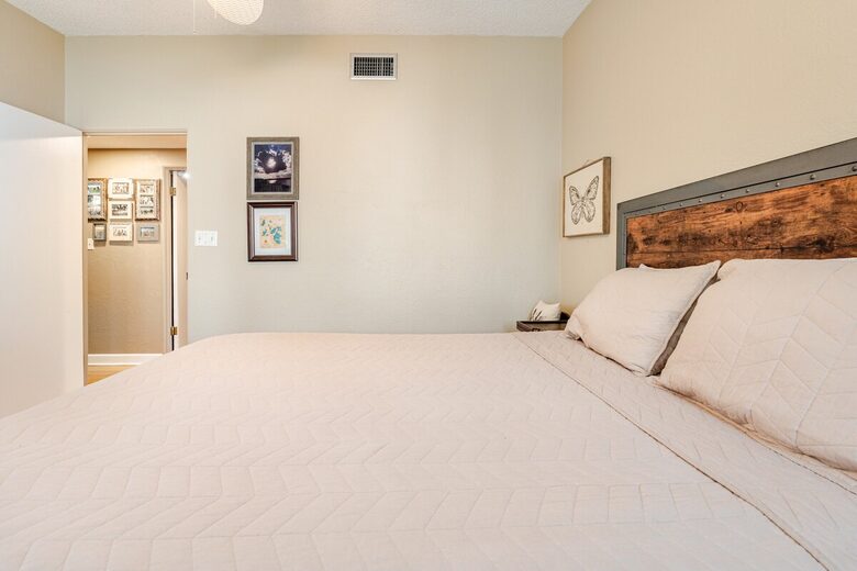 Lakefront Living with Hot Tub & Dock in the Heart of Orlando - Orlando, Florida