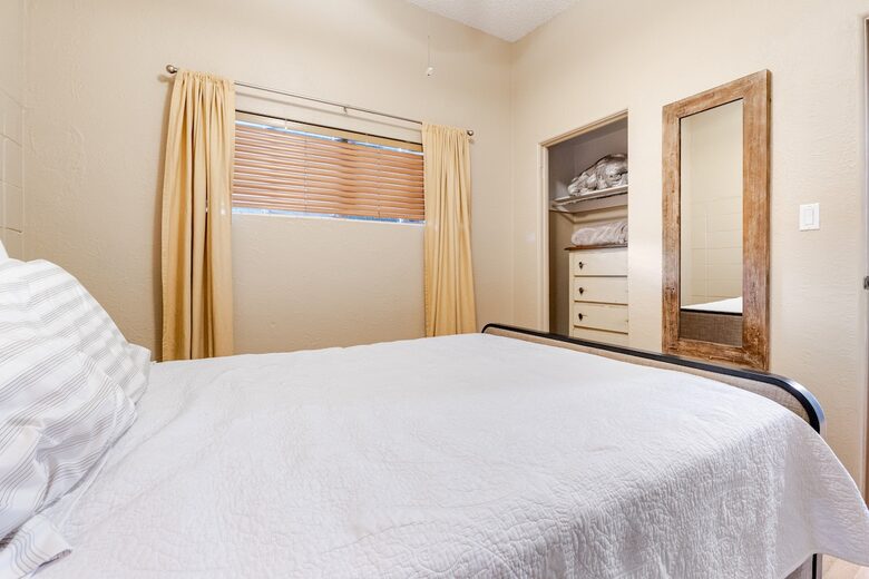 Lakefront Living with Hot Tub & Dock in the Heart of Orlando - Orlando, Florida