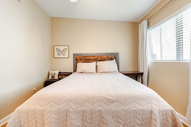 Lakefront Living with Hot Tub & Dock in the Heart of Orlando - Orlando, Florida