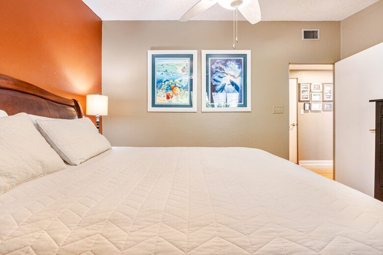 Lakefront Living with Hot Tub & Dock in the Heart of Orlando - Orlando, Florida