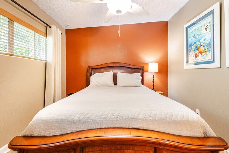 Lakefront Living with Hot Tub & Dock in the Heart of Orlando - Orlando, Florida