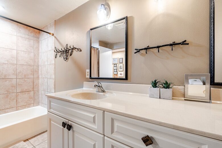 Lakefront Living with Hot Tub & Dock in the Heart of Orlando - Orlando, Florida