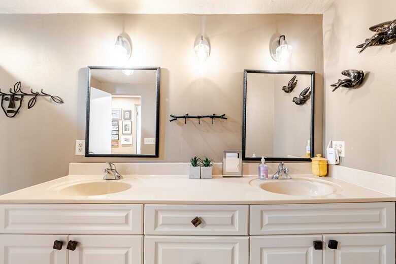 Lakefront Living with Hot Tub & Dock in the Heart of Orlando - Orlando, Florida