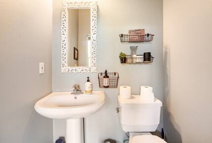 Lakefront Living with Hot Tub & Dock in the Heart of Orlando - Orlando, Florida