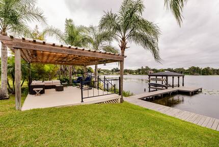 Lakefront Living with Hot Tub & Dock in the Heart of Orlando - Orlando, Florida