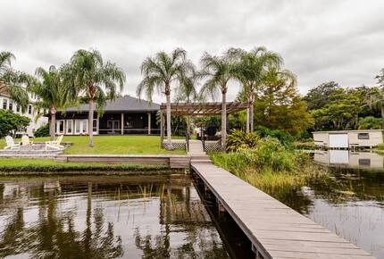 Lakefront Living with Hot Tub & Dock in the Heart of Orlando - Orlando, Florida