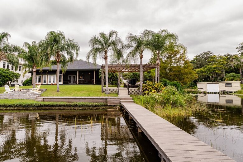 Lakefront Living with Hot Tub & Dock in the Heart of Orlando - Orlando, Florida