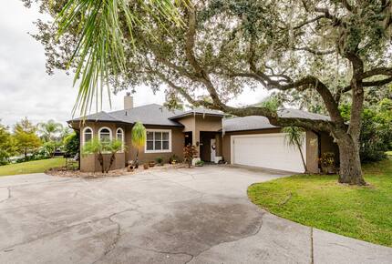 Lakefront Living with Hot Tub & Dock in the Heart of Orlando - Orlando, Florida