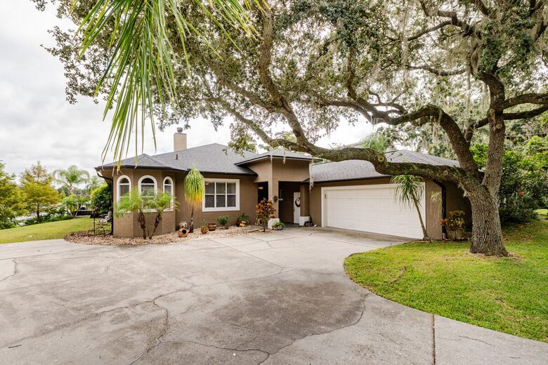 Lakefront Living with Hot Tub & Dock in the Heart of Orlando - Orlando, Florida