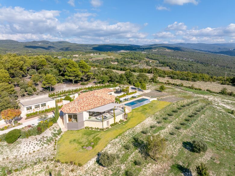 Luberon Modernist Villa - Murs, France