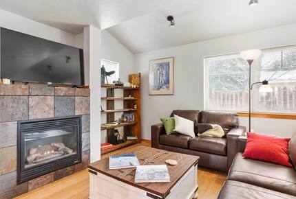 Comfortable Midtown Bozeman Townhome Near Downtown - Bozeman, Montana