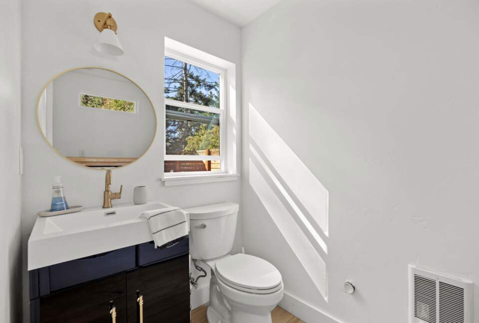 Contemporary Lake Coeur d’Alene Escape - Coeur D’Alene, Idaho