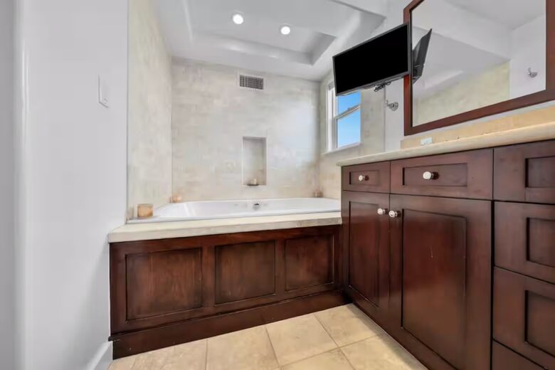 Coastal Estate in the Heart of Manhattan Beach - Manhattan Beach, California