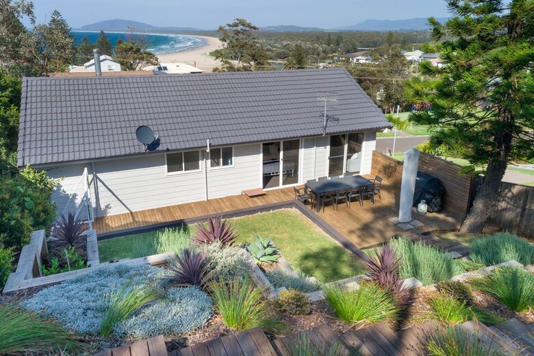 Relaxed Coastal Home Overlooking Seven Mile Beach - Gerroa, Australia