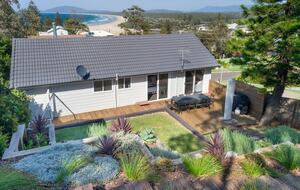 Relaxed Coastal Home Overlooking Seven Mile Beach - Gerroa, Australia