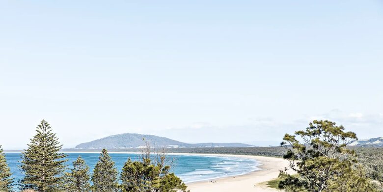Relaxed Coastal Home Overlooking Seven Mile Beach - Gerroa, Australia