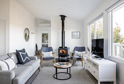 Relaxed Coastal Home Overlooking Seven Mile Beach - Gerroa, Australia