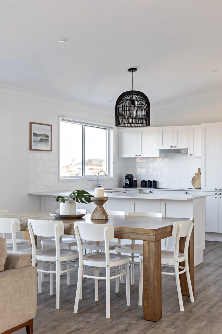 Relaxed Coastal Home Overlooking Seven Mile Beach - Gerroa, Australia