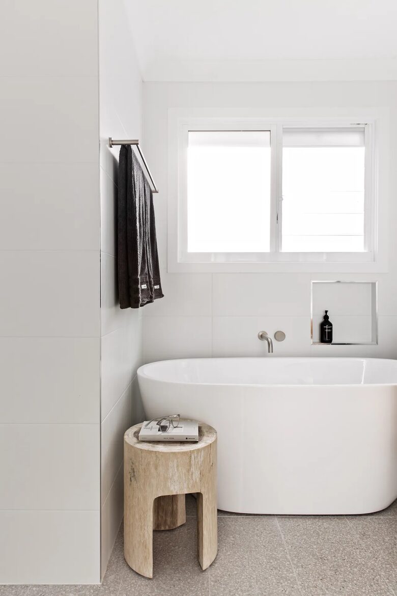 Relaxed Coastal Home Overlooking Seven Mile Beach - Gerroa, Australia