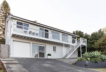 Relaxed Coastal Home Overlooking Seven Mile Beach - Gerroa, Australia