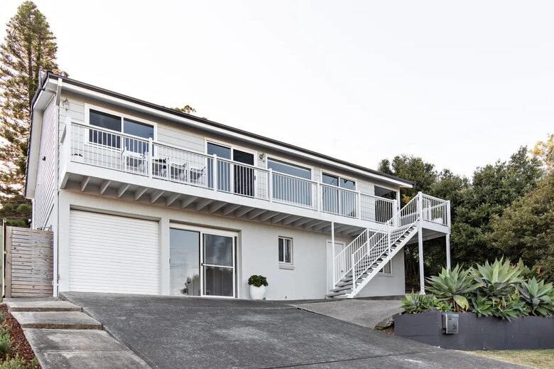 Relaxed Coastal Home Overlooking Seven Mile Beach - Gerroa, Australia