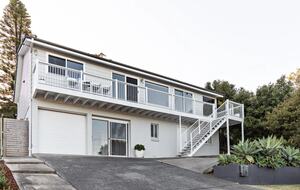 Relaxed Coastal Home Overlooking Seven Mile Beach - Gerroa, Australia