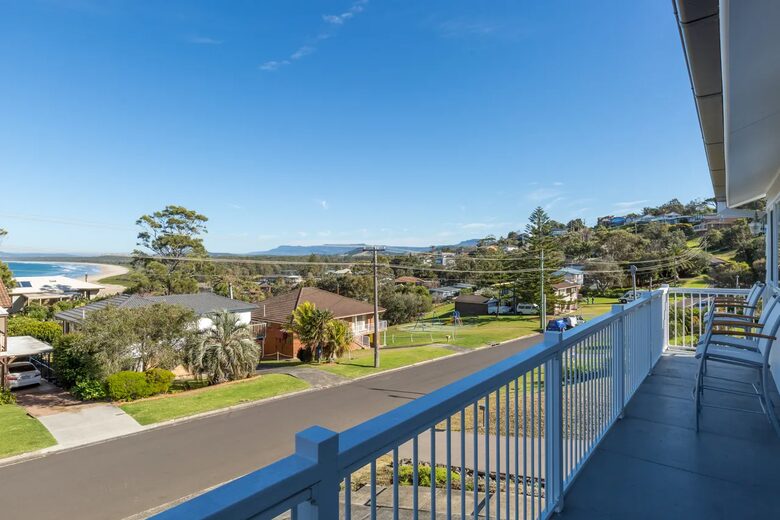 Relaxed Coastal Home Overlooking Seven Mile Beach - Gerroa, Australia