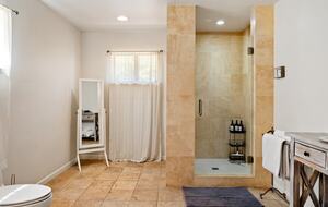 Private Vineyard Estate Retreat in Paso Robles Willow Creek District - Paso Robles, California