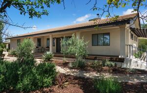 Private Vineyard Estate Retreat in Paso Robles Willow Creek District - Paso Robles, California