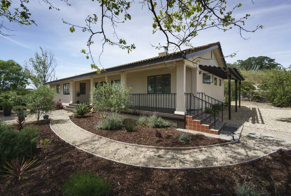 Private Vineyard Estate Retreat in Paso Robles Willow Creek District - Paso Robles, California