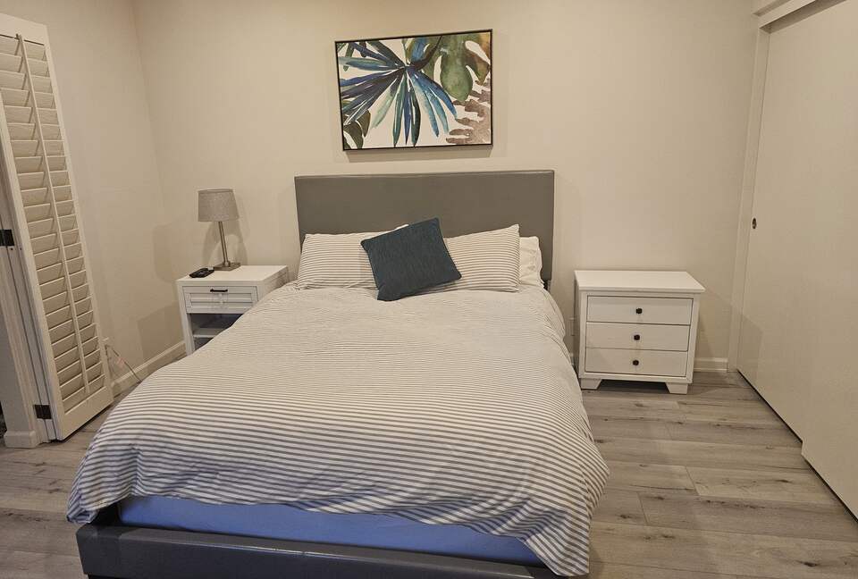 Second bedroom (queen)