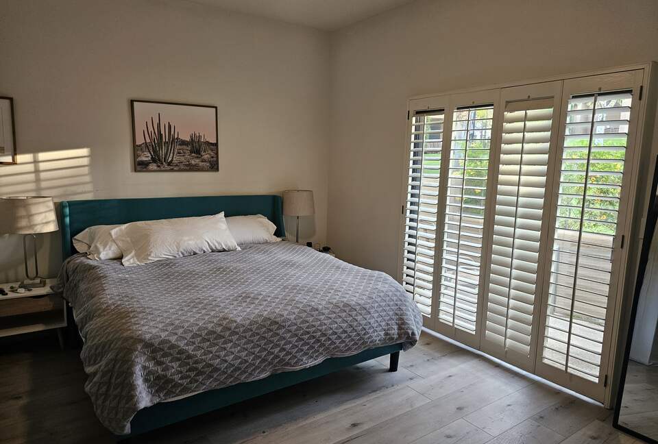Master bedroom with pool views (king)