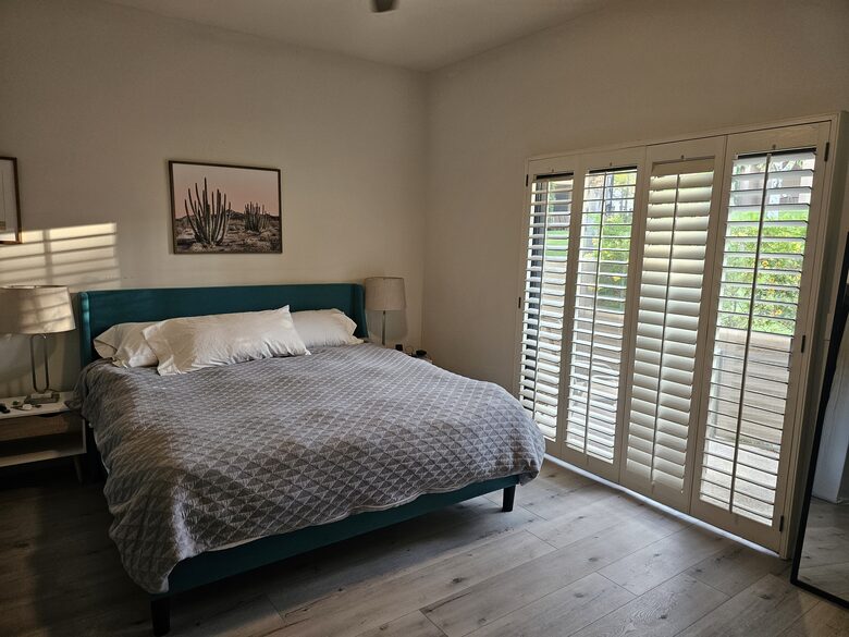 Master bedroom with pool views (king)