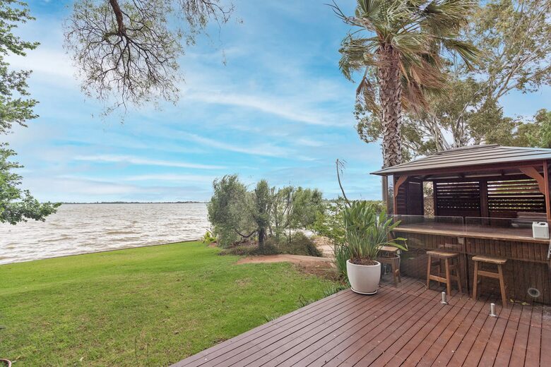 Lake Boga Waterfront Sanctuary with Private Jetty - Lake Boga, Australia