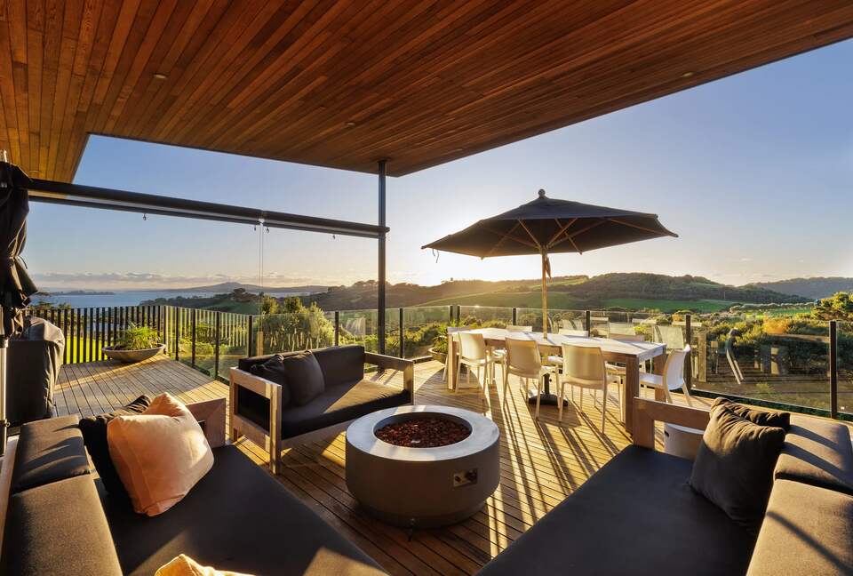 Modern Waiheke Retreat Between Mudbrick & Cable Bay - Waiheke Island, New Zealand
