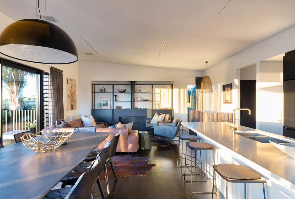 Modern Waiheke Retreat Between Mudbrick & Cable Bay - Waiheke Island, New Zealand